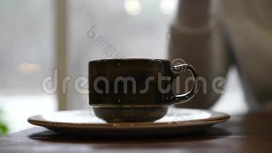 喝杯热茶或咖啡，把它放在<strong>杯子</strong>上，然后<strong>拿起</strong>来。慢动作，1920x1080，全高清